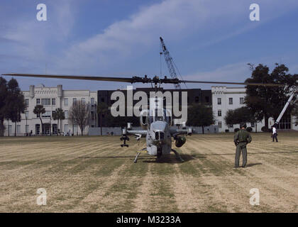 Ein Cobra AH-1W bereitet, nach einem Besuch von Marinesoldaten und Matrosen des 24. MEU und HMM-266 in die Zitadelle in Charleston, S.C. am 31.01.11 als Teil der Ausbildung für TRUEX XXXIX. Zitadelle-02 durch navalsafetycenter Stockfoto