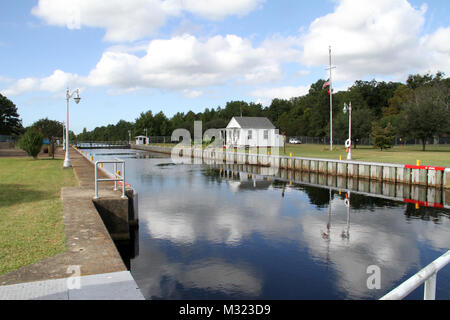 CHESAPEAKE, Va.-- Lockmaster Robert Peek behält Deep Creek 25-acre Site für das Korps der Ingenieure, die das Salz Wasser des Deep Creek trennt sich von der frischen Wasser des historischen Dismal Swamp Canal genannt. Es ist schwer mit einer Kombination Fußgängerbrücke/erhöhten Laufsteg System eine Gezeiten- und Marsh Gebiet zu durchqueren, bewaldet. Mehr als 600 Schiffe gehen durch die Schleuse jedes Jahr. (U.S. Armee Foto/Pamela K Spaugy) Deep Creek Locks durch norfolkdistrict Stockfoto