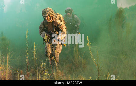 20130918-Z-QM 033-005: GEORGIEN GARRISSON TRAINING CENTER, Fort Stewart, Ga - Der 51 Highlanders, Royal Regiment, 7th Battalion Scots (7 Scots) und die 2-121 st Infanterie Bataillon (in Mrd.) Soldaten arbeiten zusammen, um während eines Angriffs und Mass Casualty Übung während der 48th Infantry Brigade Combat Team exportierbar Combat Training Funktionen Rotation. Durch schützende Rauch, Sgt. Maj. Kevin O'Hara, 7 Schotten senior berechtigtem Personal, zusammen mit Cpt. Julian Stewart, Charlie Company Commander, 2-121 ST IN BN, zum Angriff auf Ihr Ziel. Soldaten arbeiten zusammen, um während eines assaul Stockfoto