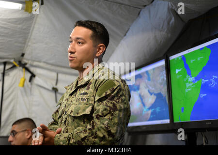 U.S. Army Garrison Grafenwöhr, Deutschland - U.S. Navy Petty Officer 2nd class Angel Ramirez, der Übung kombinierte Bemühen, Maritime Component Command, Schriftsatz verehrte Besucher über die Rolle der MCC in CE 13 in Grafenwöhr, Deutschland. Us-European Command jährlich Sponsoren kombinierte Bemühen (CE), dem größten command, control, communications und Computer (C4) Interoperabilität Ereignis in der Welt. (U.S. Air Force Foto von Tech. Sgt. Kenia Silo/Freigegeben) 130919-F-TM 377-001 durch EUCOM Stockfoto