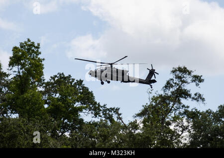 Eine AH-64 Apache Helikopter wartet auf Station während der 48th Infantry Brigade Combat Team zu Feuer kombinierte Waffen live Fire Training. Auf Station durch Georgia National Guard Stockfoto