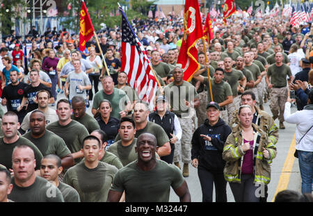 Marines vom 1st Marine Corps Bezirk, Recruiting Station New York, und 6. die Kommunikation Bataillon, laufen in einer Formation unter der Leitung von Ehrenmedaille Empfänger Sgt. Dakota Meyer und Oberst J.J.Dill, die 1 MCD kommandierenden Offizier, während der Tunnel Türme in Manhattan Sept. 29. Tunnel zu Türmen, einem 5-km-Lauf, wird jährlich zu Ehren des Feuerwehrmann Stephen Siller statt. Siller, der auf das World Trade Center durch den Battery Tunnel mit all seinen Gang lief auf während der Angriffe auf 9/11, letztlich verlor sein Leben bei seinem Versuch, andere zu speichern. (U.S. Marine Corps Foto von Sgt. Kristin Mo Stockfoto