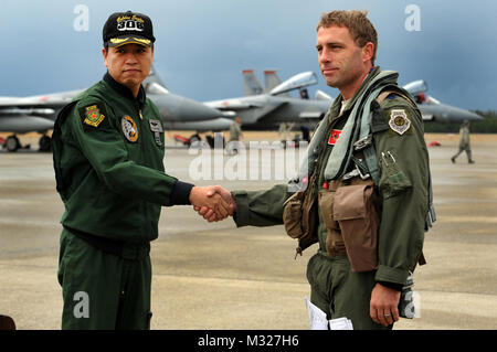 Japanische Luft Self Defense Force Oberstleutnant Miyake Hideaki, 306 Tactical Fighter Squadron Commander und US Air Force Oberstleutnant Morris Fontenot, 67th Fighter Squadron Commander, Hände schütteln während einer Pressekonferenz am Komatsu Air Base, Japan, Dez. 7, 2013. Beide Staffeln wird in einer Woche teilnehmen - lange bilaterale Aviation Training Relocation bewirtet durch die Jasdf 6 Flügel. Das Programm betont die Interoperabilität zwischen US-amerikanischen und japanischen Truppen, während die Förderung der Einsatzbereitschaft. (U.S. Air Force Foto: Staff Sgt. Bernstein E.N. Jacobs) JASDF uns Mitglied schüttelt die Hände vor für eine Stockfoto