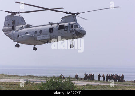 Eine CH-46 Hubschrauber von HMM-263 landet auf der LZ Falcon 24. Juni während eines fastrope Klasse, die Marines des 24. MEU (SOC) als Teil der NATO-Übung kooperativer Partner 2000 in Odessa, Ukraine geführt. Helo-01 mit navalsafetycenter Stockfoto