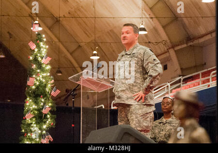COL Brian Tate, Commander, 74th Truppe den Befehl, an der Freiheit Salute Für HHD, 372 MP Bataillons, Dezember 20. (Foto OC Jesse Searls - US Army), die von Bezirk Columbia National Guard Stockfoto