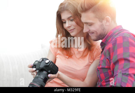 Glückliches junges paar Prüfungen Fotos auf Fotos die Kamera Stockfoto