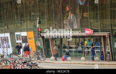 Straßburg, Frankreich, 28. Dezember 2017: Straße Atmosphäre vor dem Hauptbahnhof an einem Wintertag Stockfoto