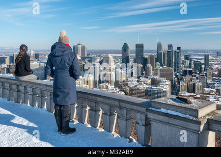 Montreal, CA - 8. Februar 2018: Touristen in Montreal Skyline von Kondiaronk Belvedere im Winter. Stockfoto