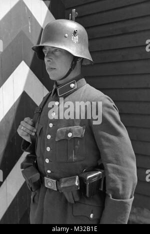 Ein Bundeswehrsoldat steht an Aufmerksamkeit, Ca. 1938. Stockfoto