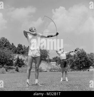 Bogenschießen in der Turnhalle Klasse, Ca. 1970. Stockfoto