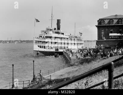 Fähre an der Anlegestelle in - innen - Bucht, Ohio, Ca. 1940. Stockfoto