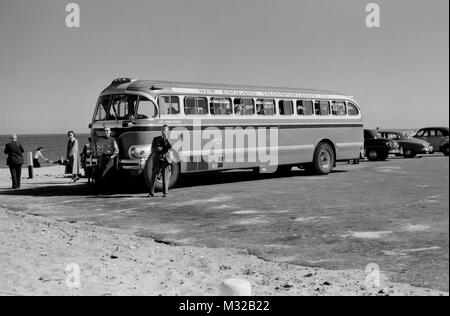 Bus am Strand geparkt, während auf einer Tour der Amerikanischen Ostküste, Ca. 1950. Stockfoto