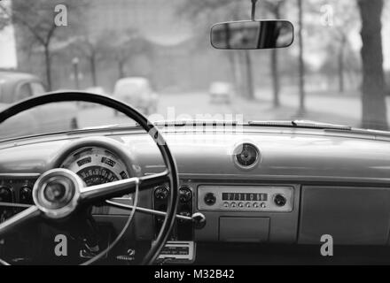 Betrachten von Innen ein Automobil aus der Windschutzscheibe, Ca. 1950, Stockfoto