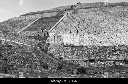 Touristen klettern die Pyramide des Sun, ca 1910. Stockfoto