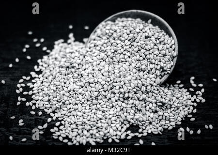 Nahaufnahme von Sesam indicum, gehören insbesondere in der traditionellen Korb. Stockfoto