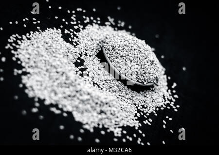 Nahaufnahme von Sesam indicum, gehören insbesondere in der traditionellen Korb. Stockfoto