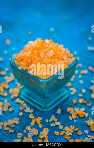 Nahaufnahme von essbaren Gummi, Gond, acacia Gum in einem blauen Schüssel. Stockfoto