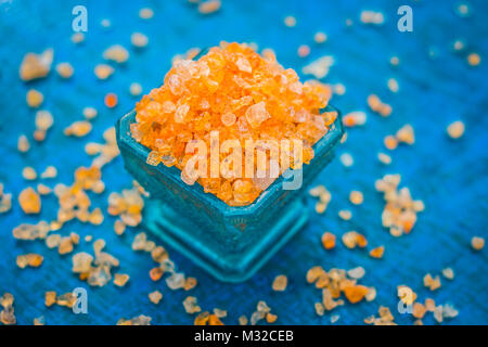 Nahaufnahme von essbaren Gummi, Gond, acacia Gum in einem blauen Schüssel. Stockfoto