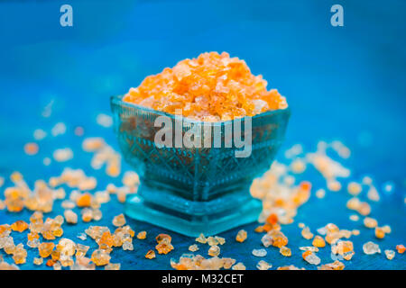 Nahaufnahme von essbaren Gummi, Gond, acacia Gum in einem blauen Schüssel. Stockfoto