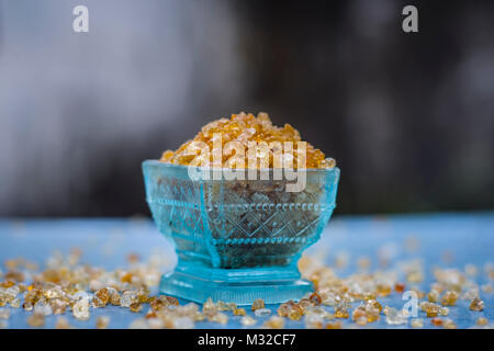 Nahaufnahme von essbaren Gummi, Gond, acacia Gum in einem blauen Schüssel. Stockfoto