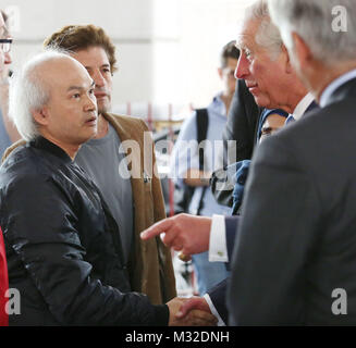 Zuvor noch nicht emittierte Foto vom 27/06/17 der Prinz von Wales treffen Anwohner, einschließlich Anh Nhu Nguyen (links, dunklen T-Shirt), bei einem Besuch in den Westway Sportzentrum im Gefolge der Grenfell Turm Katastrophe in West London. Anh Nhu Nguyen, eine serielle conman, der seine Familie tat starb in der Grenfell Turm Feuer über & Pfund zu bekommen; 12.500 bedeutete für die Opfer, soll am Freitag verurteilt zu werden. Stockfoto