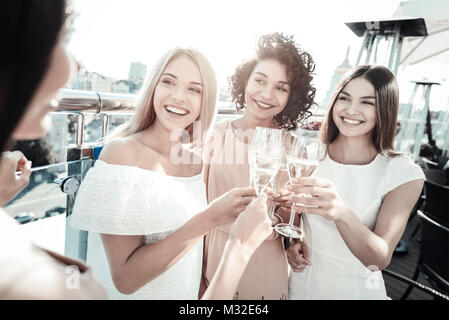 Gerne schöne Frauen, die Gläser Stockfoto