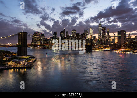 Herrliche Sicht auf den Einbruch der Nacht über Manhattan Financial District und der Brooklyn Bridge und dem East River in New York City von der Manhattan br Stockfoto