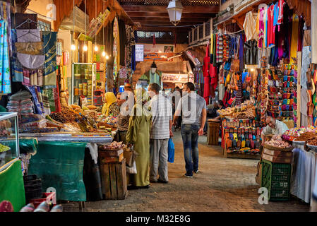 Marktstände mit Nahrungsmitteln in den engen Gassen in der Altstadt (Medina) von Marrakesch, Marokko, Afrika Stockfoto