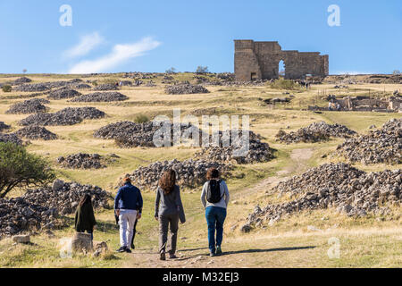 Menschen auf dem Weg zur Römischen Theater von Acinipo, Teil der archäologischen Ausgrabungsstätte der antiken Stadt von Acinipo in der Serranía de Ronda, Provinz Stockfoto