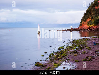 Die markante rötliche Farbe von shaldon Strand an der Mündung des Flusses Teign in der Dämmerung auf der Suche nach berühmten Ness. Stockfoto