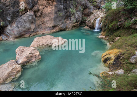 Felsen und Teich an der Tat Doat Wasserfälle in der Nähe von Mandalay, Myanmar (Birma). Stockfoto