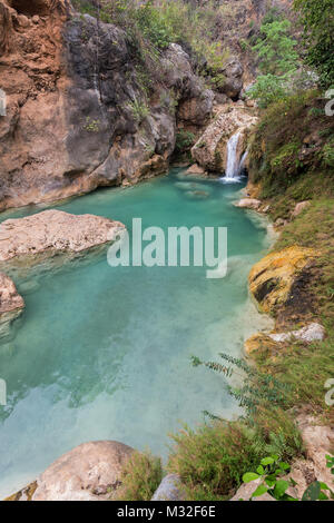 Felsen und Teich an der Tat Doat Wasserfälle in der Nähe von Mandalay, Myanmar (Birma). Stockfoto