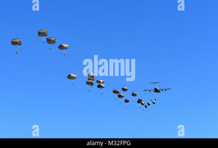 Us-Armee Ingenieure und zur Bekämpfung der Ingenieure mit der 6. Brigade Engineer Battalion, 4th Brigade Combat Team (Airborne), 25 Infanterie Division, springen aus der US Air Force C-17 Globemaster III Flugzeuge in allen Army Airfield am Fort Greely, Alaska, Flugplatz Beschlagnahme als Teil der Übung nördlichen Rand, 17. Juni 2015 auszuführen. Nördlichen Rand 2015 ist Alaska's Premier gemeinsame Ausbildung Übung darauf ausgerichtet, den Betrieb, Techniken und Verfahren sowie zur Praxis wie Interoperabilität zwischen den Diensten zu verbessern. Tausende von Flieger, Soldaten, Seemänner, Marinesoldaten und Küstenwache vom aktiven dut Stockfoto