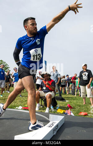 Team Luftwaffe Veteran, Staff Sgt. Daniel Kran bereitet sich auf die ständigen Schuß Wettbewerb an der Abteilung 2015 Verteidigungsministerium (DoD) Krieger Spiele, Marine Corps Base Quantico, Virginia, 23. Juni 2015. Der Krieger Spiele, wurde im Jahr 2010 gegründet und ist eine Paralympische - style Wettbewerb mit acht adaptive Sport für Verwundete, Kranke und Verletzte service Mitglieder und Veteranen aus der US-Armee, Marine Corps, Navy/Küstenwache, Air Force Special Operations Command, und der britischen Streitkräfte. Dieses Jahr zum ersten Mal die DoD übernimmt die Verantwortung für die operative Planung und Koordination der Veranstaltung, Stockfoto