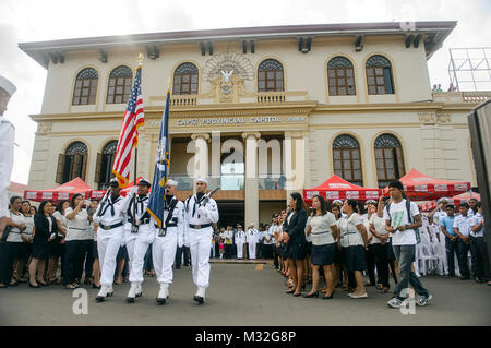 ROXAS CITY, Philippinen (20. Juli 2015) Der Color Guard aus dem Krankenhaus ship USNS Mercy (T-AH 19) Paraden die Farben während einer Zeremonie in Roxas City, Philippinen, als Teil der pazifischen Partnerschaft 2015. Barmherzigkeit ist derzeit in den Philippinen für seine dritte Mission Hafen von PP15. Pazifische Partnerschaft ist in seinen 10 Iteration und ist die größte jährliche multilaterale humanitäre Hilfe und Katastrophenhilfe Abwehrbereitschaft mission in der Indo-Asia durchgeführt - Pazifik Region. Beim Training für die Krise, Pazifische Partnerschaft Missionen zur realen Welt medizinische Versorgung auf rund 27 Stockfoto