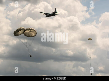 Air National Guard C-130H der von mehreren Mitgliedstaaten führen eine kombinierte große Bildung Air Drop über Alpena Combat Readiness Training Center, Michigan, 24. Juli 2015. Northern Strike 2015 vereint Luft- und Bodentruppen Spanning 25 Staaten und vier Koalition Ländern. Die Übung fand 13. Juli bis 1. August. (U.S. Air Force Foto: Staff Sgt. Matthäus Bruch/Freigegeben) Northern Strike 2015 von der National Guard Stockfoto