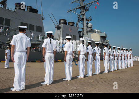 150730-N-UF 697-029 QINGDAO (Juli 30, 2015) Mitglieder der Volksbefreiungsarmee Marine Datei in Reihen vor der Abreise der Arleigh-Burke-Klasse geführte Anti-raketen-Zerstörer USS Stethem (DDG63) nach einem Besuch in Qingdao. Der Zweck der Hafen in Qingdao ist weiterhin wichtige diplomatische und militärische Beziehungen aufzubauen und das Engagement der US-Navy zur Erweiterung Riegel in der Indo-Asia-Pazifik-Region zu illustrieren. Während Stethem besuchen, die crew im Sport tätig und veranstaltet Führungen durch das Schiff für die Anwohner und militärische Mitglieder. (U.S. Marine Foto von Masse Comm Stockfoto