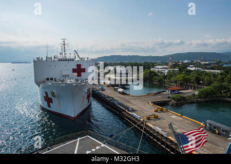 SUBIC BAY, Philippinen (Aug 4, 2015) Das Hospital Ship USNS Mercy (T-AH 19) an Subic Bay während der Pacific Partnership 2015 festgemacht ist. Barmherzigkeit ist derzeit in den Philippinen für seine dritte Mission Hafen von PP15. Pazifische Partnerschaft ist in der zehnten Wiederholung und ist die größte jährliche multilaterale humanitäre Hilfe und Katastrophenhilfe Abwehrbereitschaft mission in der Indo-Asia durchgeführt - Pazifik Region. Beim Training für die Krise, Pazifische Partnerschaft Missionen zur realen Welt medizinische Versorgung für etwa 270.000 Patienten und tierärztliche Dienstleistungen für mehr als 38.000 Tiere. C Stockfoto