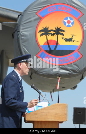 150811-N-HW 977-149 MÄRZ AIR RESERVE BASE, Calif (Aug. 11, 2015) Colonel Russell Muncy, Commander, 452Nd Air Mobility Wing an März Air Reserve Base, spricht vor der Enthüllung der neuen 'Mission Belle" C-17 Nase Art.Design von Shayne Meder, einem lokalen Aviation Artist und Luftwaffe Veteran gemalt wurde. Kapitän Stephen H. Murray, Naval Surface Warfare Center (NSWC), Corona Division kommandierenden Offizier, und seine Familie nahmen an der Veranstaltung teil. (U.S. Marine Foto von Greg Vojtko/Freigegeben) 150811-N-HW 977-149 von navsea Corona Stockfoto