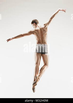 Die männlichen athletischen Ballet Dancer performing Tanz auf weißem Hintergrund. Stockfoto