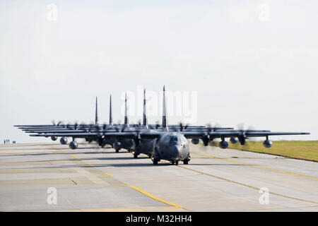 Us Air Force MC-130J Befehl II zum 17 Special Operations Squadron Taxi auf der Startbahn Feb.17, 2016, bei Kadena Air Base, Japan zugeordnet. Der 17 SOS führte eine Einheit - große Übung, die die gesamte Geschwader mit einer schnellen Reaktion, voller Kraft sortie mit einem fünf-ship Formation, Cargo abfällt, kurze Landebahn Landungen und Starts, und Hubschrauber der Luftbetankung beauftragt. (U.S. Air Force Foto von Master Sgt. Kristine Dreyer) US Air Force Special Operations Squadron führt MC-130J Five-Ship Formationsflug von # FIRMA PACOM Stockfoto