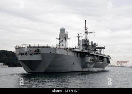 160222-N-XN 177-207 Yokosuka, Japan (22. Februar 2016) - Die siebte Flotte amphibienfahrzeug Befehl Schiff USS Blue Ridge (LCC 19) fährt auf seine Feder patrol Zyklus 2016 der 7. Flotte Tätigkeitsbereich nach Abschluss einer sechsmonatigen Ausgewählte eingeschränkte Verfügbarkeit. (U.S. Marine Foto von Mass Communication Specialist 2. Klasse Peter Burghart/Freigegeben) USS Blue Ridge fährt Japan für Frühjahr Patrol Zyklus 2016 durch # FIRMA PACOM Stockfoto