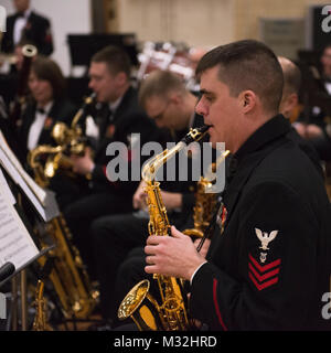 LOCK HAVEN PA (Feb. 25, 2016) Musiker der Ersten Klasse Dana Booher erwärmt sich vor Leistung der US-Navy Band auf Lock's Haven Universität Ost Campus-sporthalle Donnerstag Abend. Die US-Marine Band ist auf eine 25-tägige Reise durch den Nordosten der Vereinigten Staaten. (U.S. Marine Foto von Chief Musiker Melissa Bischof/Freigegeben) 160225-N-NW 255-017 von United States Navy Band Stockfoto