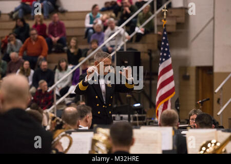 LOCK HAVEN PA (Feb. 25, 2016) Kapitän Kenneth Collins führt die US-Marine Band auf Lock's Haven Universität Ost Campus-sporthalle Donnerstag Abend. Die US-Marine Band ist auf eine 25-tägige Reise durch den Nordosten der Vereinigten Staaten. (U.S. Marine Foto von Chief Musiker Melissa Bischof/Freigegeben) 160225-N-NW 255-030 von United States Navy Band Stockfoto