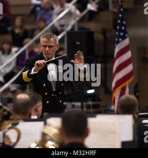 LOCK HAVEN PA (Feb. 25, 2016) Kapitän Kenneth Collins führt die US-Marine Band auf Lock's Haven Universität Ost Campus-sporthalle Donnerstag Abend. Die US-Marine Band ist auf eine 25-tägige Reise durch den Nordosten der Vereinigten Staaten. (U.S. Marine Foto von Chief Musiker Melissa Bischof/Freigegeben) 160225-N-NW 255-034 von United States Navy Band Stockfoto