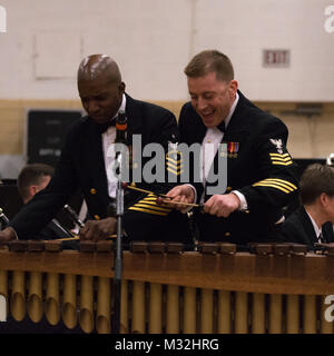 LOCK Haven, PA (Feb. 25, 2016) Musiker der Ersten Klasse Chris DeChiara und Chief Musiker Stacy Loggins ein Duett an der Lock Haven University's East Gymnasium Donnerstag Abend durchführen. Die US-Marine Band ist auf eine 25-tägige Reise durch den Nordosten der Vereinigten Staaten. (U.S. Marine Foto von Chief Musiker Melissa Bischof/Freigegeben) 160225-N-NW 255-040 von United States Navy Band Stockfoto