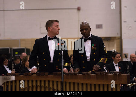 LOCK Haven, PA (Feb. 25, 2016) Musiker der Ersten Klasse Chris DeChiara und Chief Musiker Stacy Loggins ein Duett an der Lock Haven University's East Gymnasium Donnerstag Abend durchführen. Die US-Marine Band ist auf eine 25-tägige Reise durch den Nordosten der Vereinigten Staaten. (U.S. Marine Foto von Chief Musiker Melissa Bischof/Freigegeben) 160225-N-NW 255-045 von United States Navy Band Stockfoto