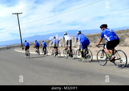 Air Force Studien radfahren Konkurrenten Fahrt in Richtung Ziellinie während der 2016 Air Force Studien an der Nellis Air Force Base, Nev, 24.02.27. Die Luftwaffe Versuche sind eine adaptive Sport Event konzipiert, die geistige und körperliche Wohl zu fördern ernsthaft verletzten, Kranken und Verletzten militärische Mitglieder und Veteranen. Mehr als 100 Verwundete, Kranke oder Verletzte service Männer und Frauen aus dem ganzen Land wird für einen Punkt auf die 2016 Krieger spiele Team, das die Luftwaffe an der US Military Academy in West Point im Juni stellen konkurrieren. (U.S. Air Force Foto: Staff Sgt. DeAndre Curtiss/Freigegeben) Stockfoto