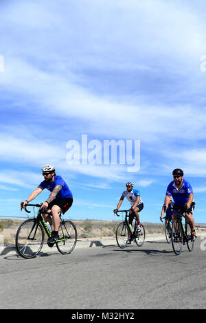 Air Force Studien radfahren Konkurrenten Fahrt in Richtung Ziellinie während der 2016 Air Force Studien an der Nellis Air Force Base, Nev, 24.02.27. Die Luftwaffe Versuche sind eine adaptive Sport Event konzipiert, die geistige und körperliche Wohl zu fördern ernsthaft verletzten, Kranken und Verletzten militärische Mitglieder und Veteranen. Mehr als 100 Verwundete, Kranke oder Verletzte service Männer und Frauen aus dem ganzen Land wird für einen Punkt auf die 2016 Krieger spiele Team, das die Luftwaffe an der US Military Academy in West Point im Juni stellen konkurrieren. (U.S. Air Force Foto: Staff Sgt. DeAndre Curtiss/Freigegeben) Stockfoto