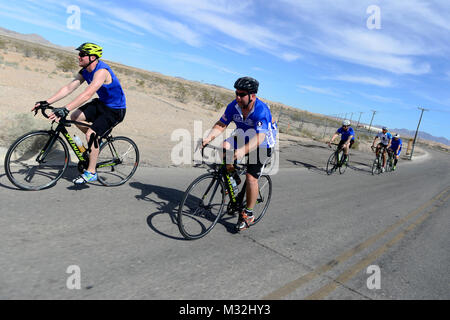 Air Force Studien radfahren Konkurrenten Fahrt in Richtung Ziellinie während der 2016 Air Force Studien an der Nellis Air Force Base, Nev, 24.02.27. Die Luftwaffe Versuche sind eine adaptive Sport Event konzipiert, die geistige und körperliche Wohl zu fördern ernsthaft verletzten, Kranken und Verletzten militärische Mitglieder und Veteranen. Mehr als 100 Verwundete, Kranke oder Verletzte service Männer und Frauen aus dem ganzen Land wird für einen Punkt auf die 2016 Krieger spiele Team, das die Luftwaffe an der US Military Academy in West Point im Juni stellen konkurrieren. (U.S. Air Force Foto: Staff Sgt. DeAndre Curtiss/Freigegeben) Stockfoto